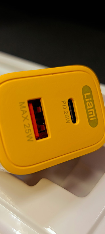 شارژر دیواری لیامی مدل CLH-M91 توان 25 وات با خروجی USB و Type-C