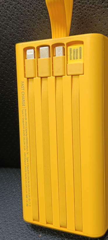 پاوربانک لیامی ظرفیت 10000 میلیآمپر ساعت مدل Super Flash Charger با توان 22.5 وات، چهار کابل متصل و نمایشگر دیجیتال