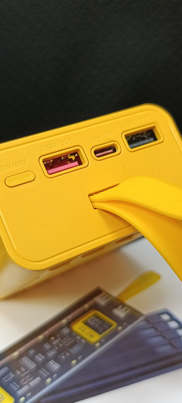 پاوربانک لیامی ظرفیت 10000 میلیآمپر ساعت مدل Super Flash Charger با توان 22.5 وات، چهار کابل متصل و نمایشگر دیجیتال