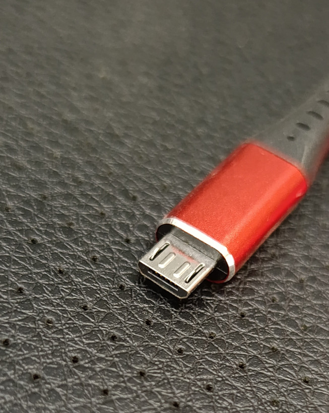 کابل شارژ میکرو USB مدل کنفی برزنتی رنگ قرمز با کانکتور فلزی
