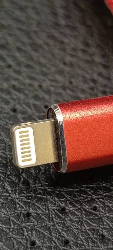 کابل شارژ آیفون USB به لایتنینگ مدل کنفی رنگ قرمز با کانکتور فلزی