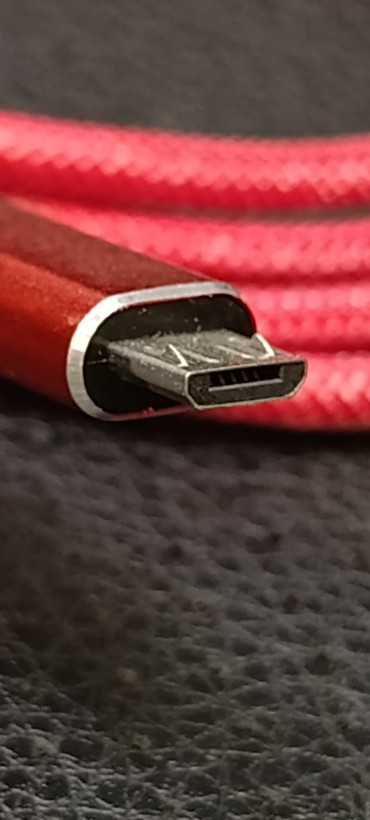 کابل شارژ میکرو USB مدل کنفی برزنتی رنگ قرمز با کانکتور فلزی