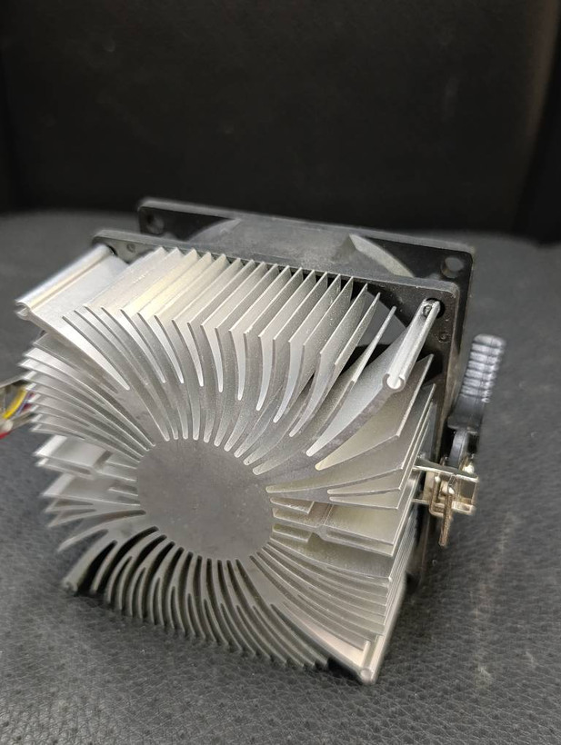خنککننده پردازنده AMD قدیمی با هیتسینک آلومینیومی و فن ۳ پین