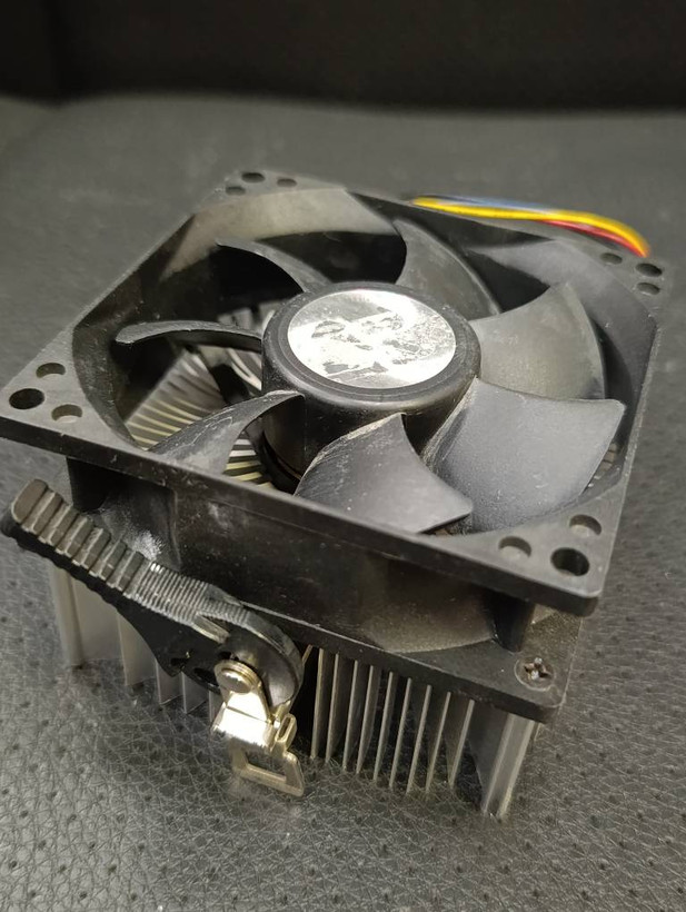 خنککننده پردازنده AMD قدیمی با هیتسینک آلومینیومی و فن ۳ پین
