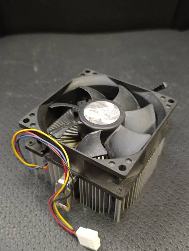 خنککننده پردازنده AMD قدیمی با هیتسینک آلومینیومی و فن ۳ پین