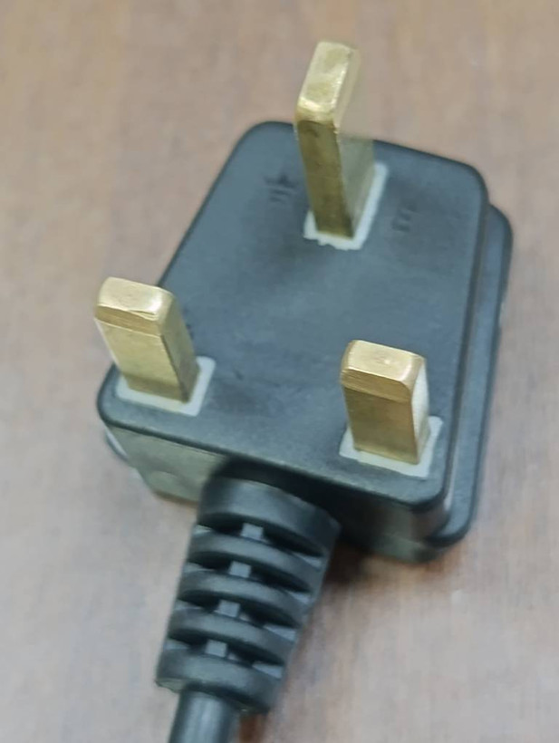 کابل برق ۱.۷ متری ۱۰ آمپر سهشاخه انگلیسی به IEC C13