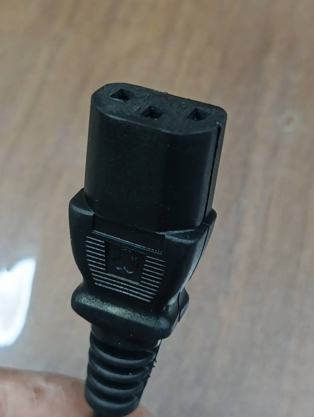 کابل برق ۱.۷ متری ۱۰ آمپر سهشاخه انگلیسی به IEC C13