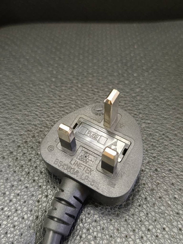 کابل برق فیوزدار LINETEK سهشاخه انگلیسی به IEC C13 – موجود در نسخههای 10 آمپر و 13 آمپر