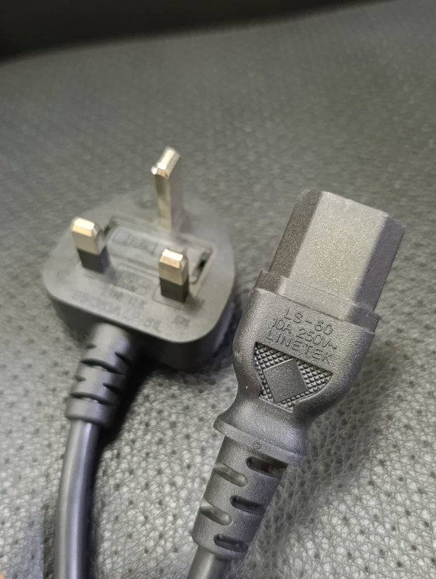 کابل برق فیوزدار LINETEK سهشاخه انگلیسی به IEC C13 – موجود در نسخههای 10 آمپر و 13 آمپر
