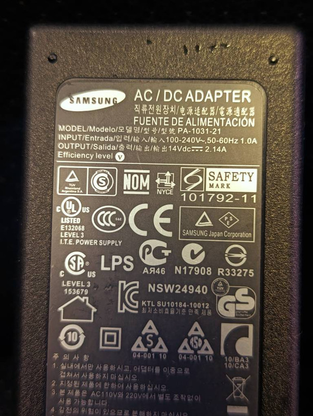 آداپتور اورجینال مانیتور سامسونگ مدل PA-1031-21 با خروجی ۱۴ ولت ۲.۱۴ آمپر و توان ۳۰ وات