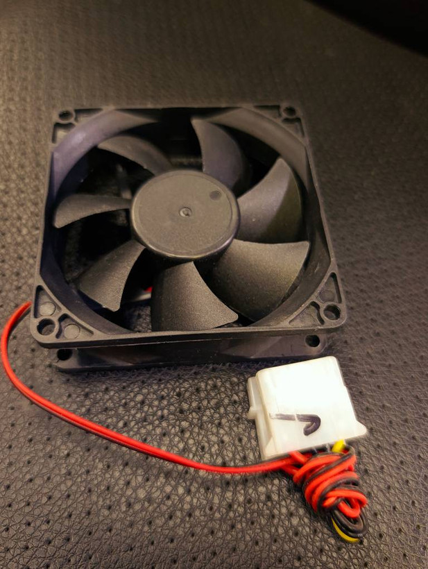 فن کیس ۸×۸ سانتیمتر Shenzhen Xin Wang مدل XW 8025 MS با ولتاژ ۱۲ ولت و کانکتور Molex