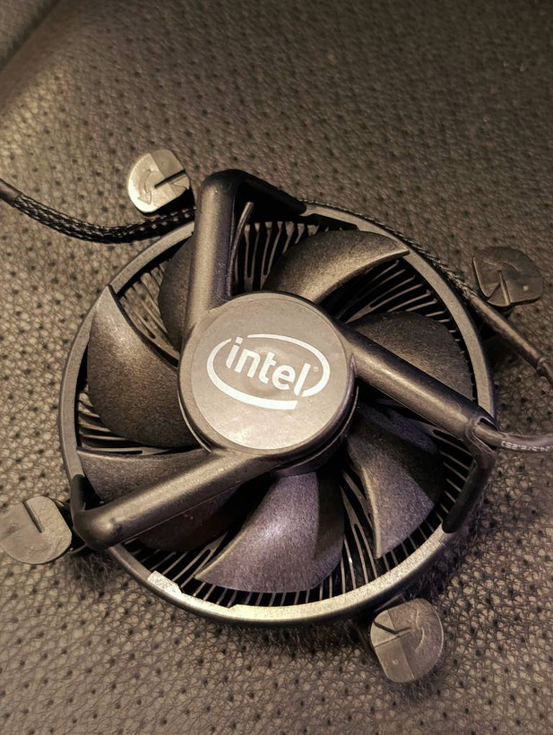 فن و هیتسینک اورجینال Intel با فن Foxconn 12V 0.25A مناسب پردازندههای سوکت LGA775