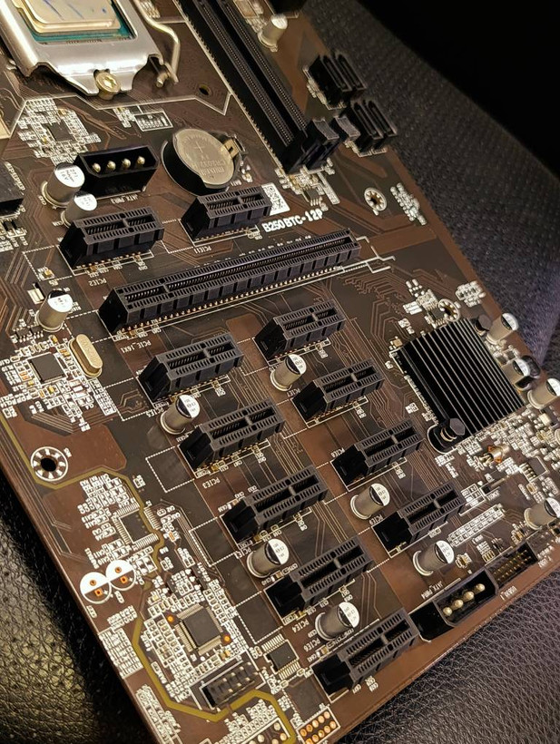 مادربرد ماینینگ B250 BTC-12P به همراه پردازنده Intel Pentium G4400 با پشتیبانی از 12 کارت گرافیک استوک در حد نو